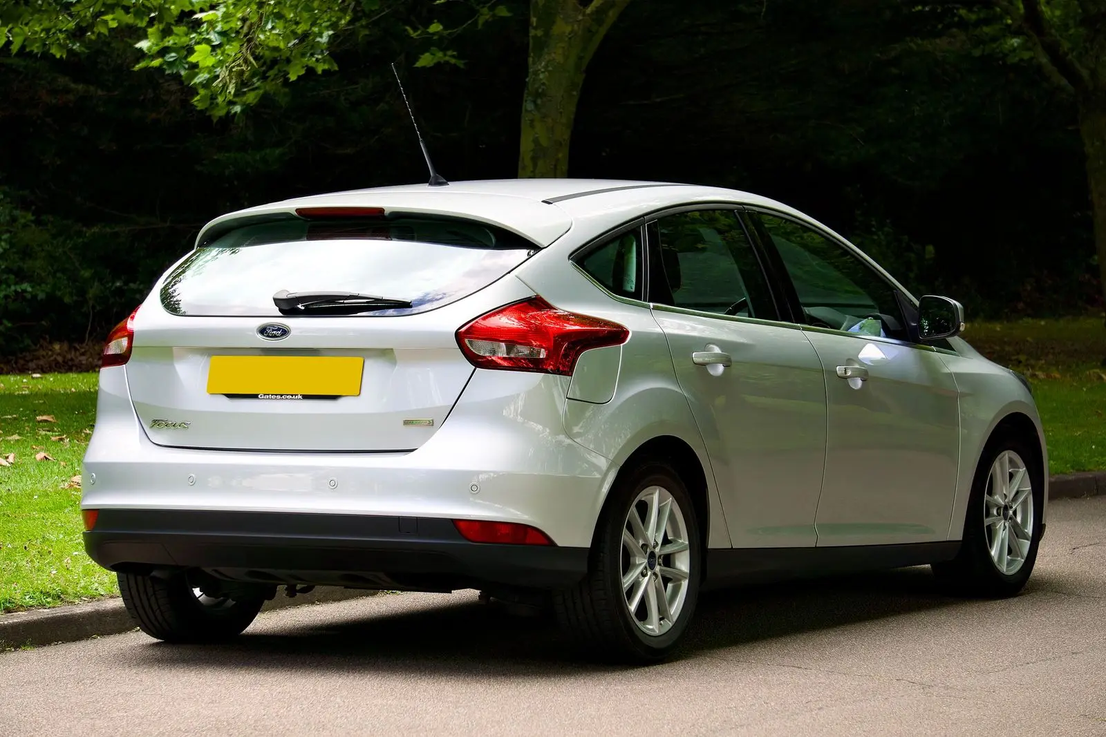 Gümüş gri hatchback, arka görünüm