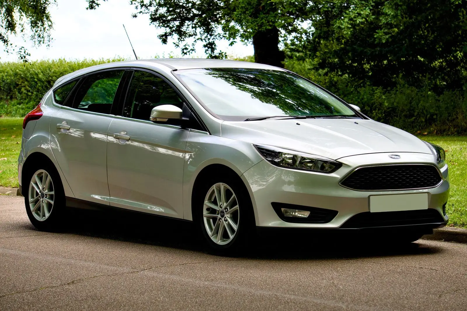 Gümüş gri hatchback, üç çeyrek görünüm