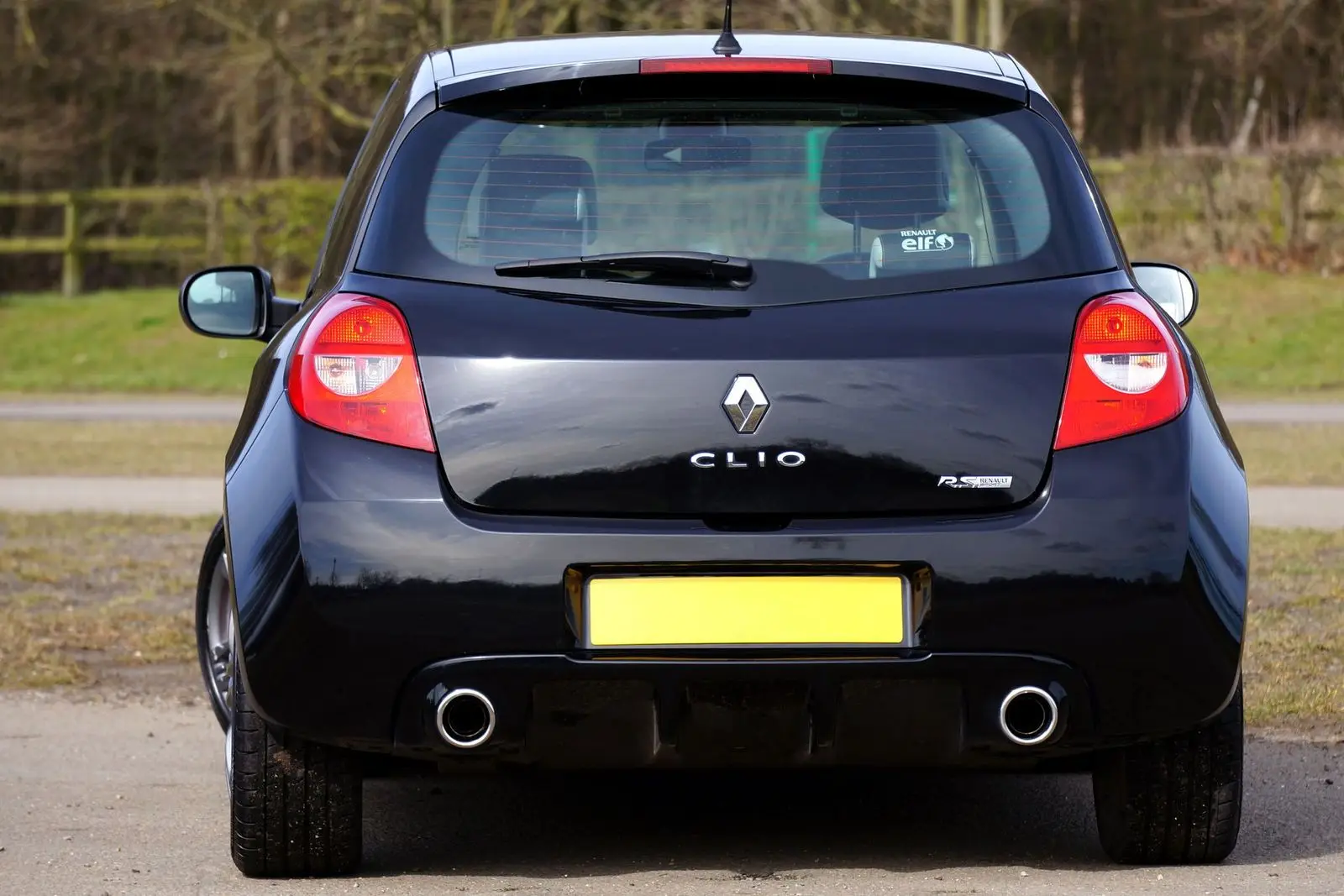 Siyah hatchback, arka görünüm