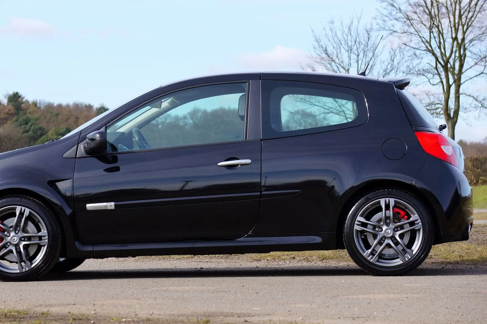 Siyah hatchback, yan görünüm ve kırmızı fren kaliperi