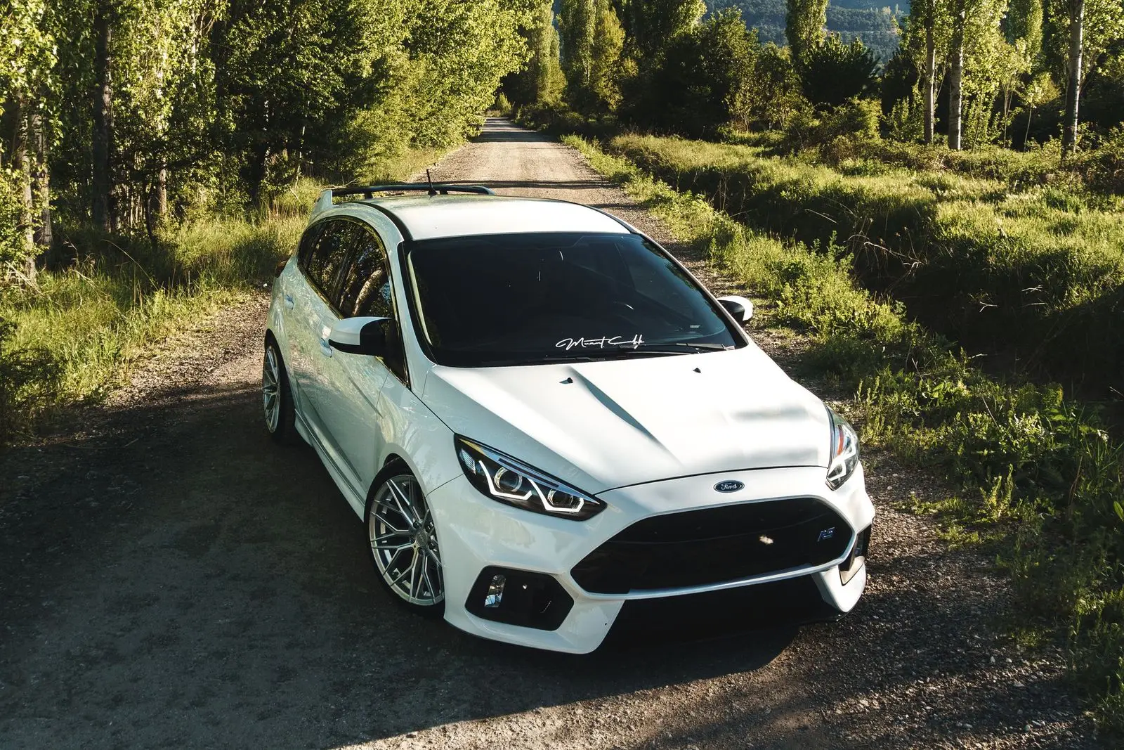 Beyaz hatchback, yüksek açıdan görünüm