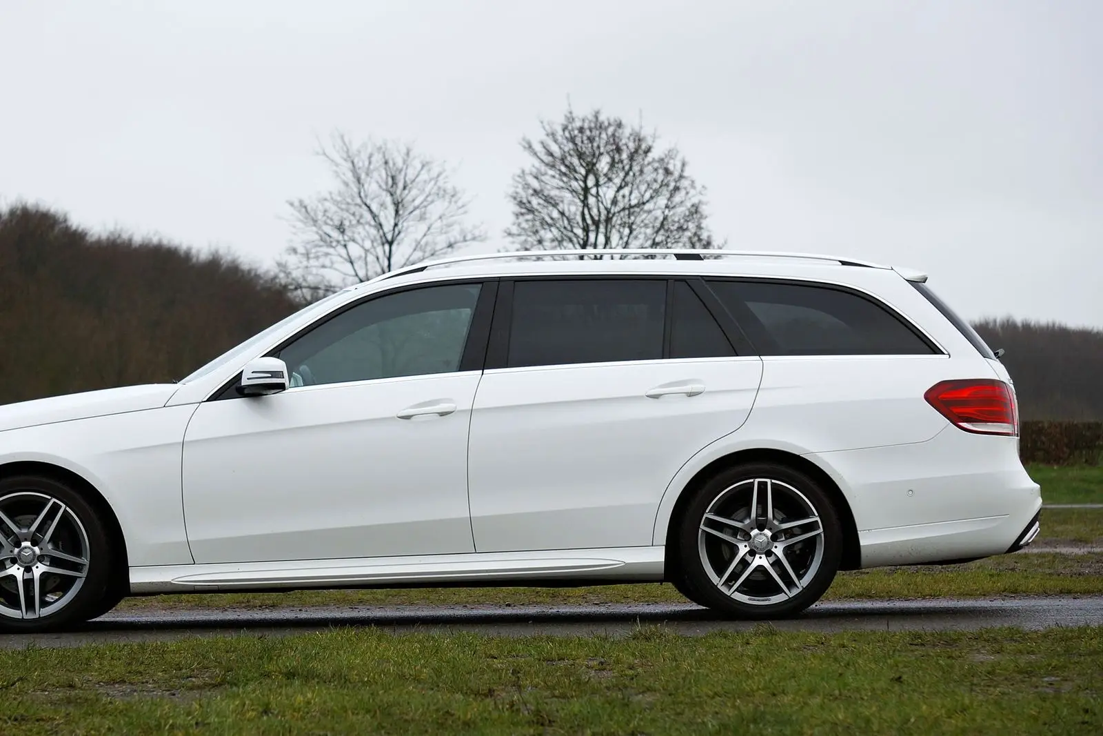 Beyaz station wagon, yan profil ve tavan rayları
