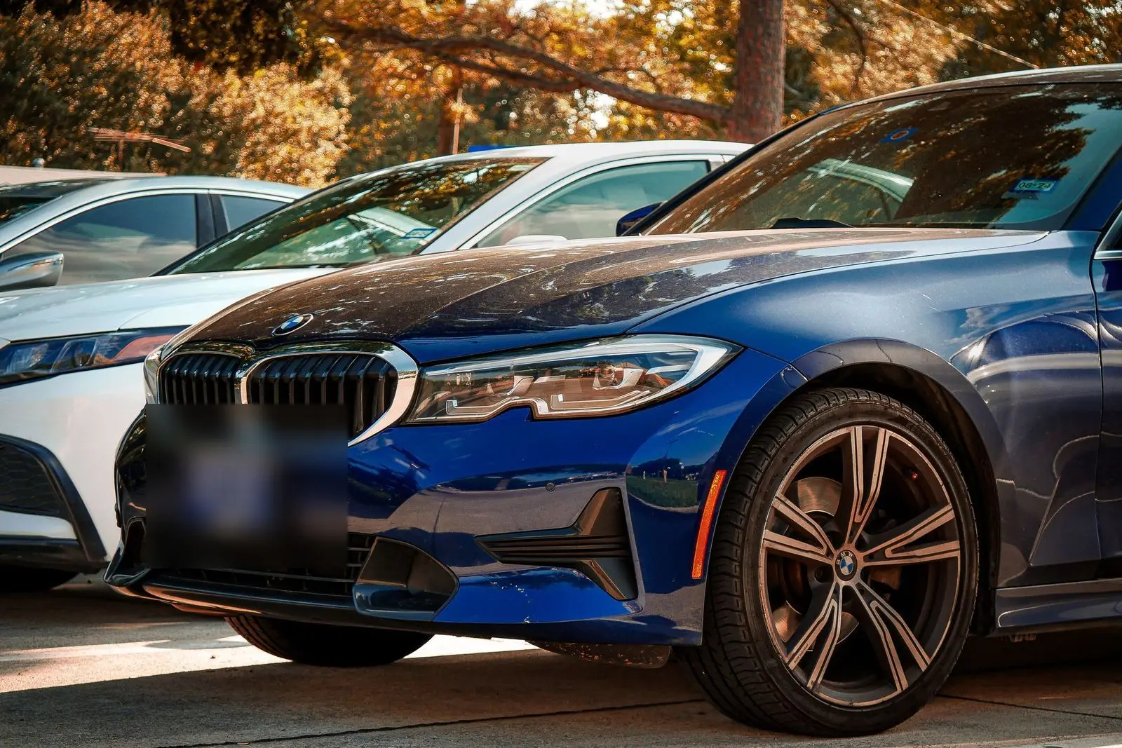 Gece mavisi BMW, ön ızgara ve jant görünümü