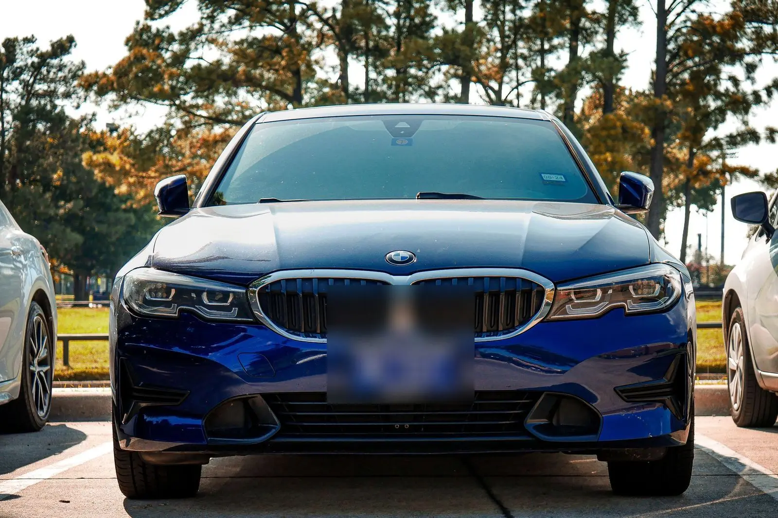 Gece mavisi BMW, ön görünüm